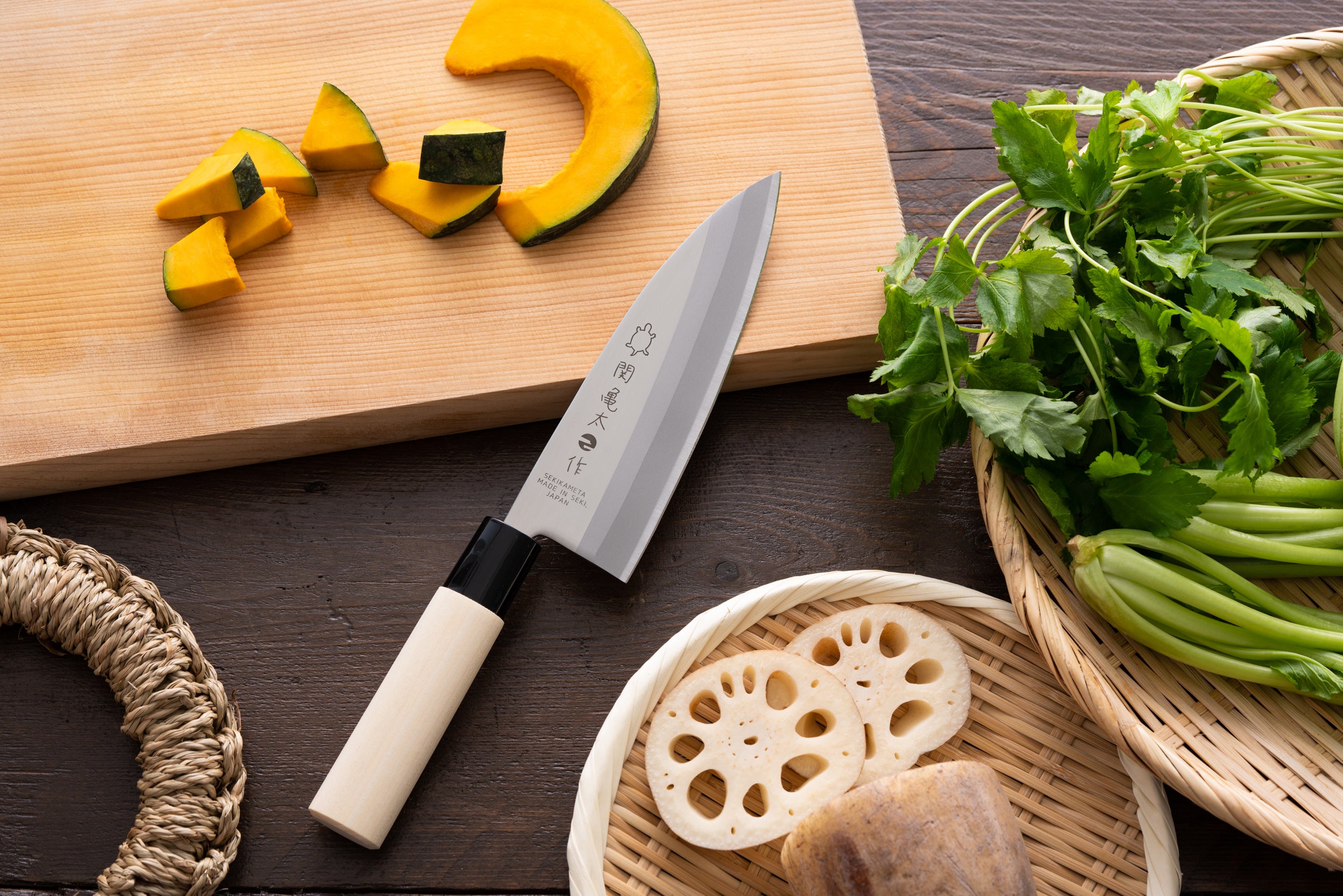 関亀太作、出刃包丁155mm、SUS420J2ステンレス鋼、白木ハンドル