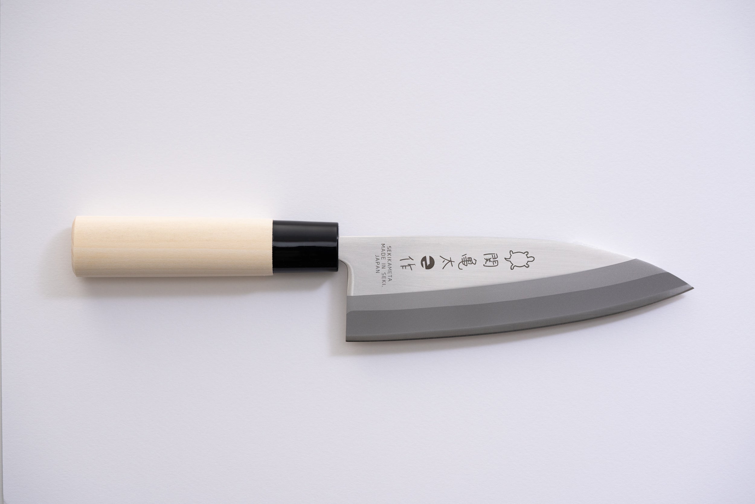 関亀太作、出刃包丁155mm、SUS420J2ステンレス鋼、白木ハンドル