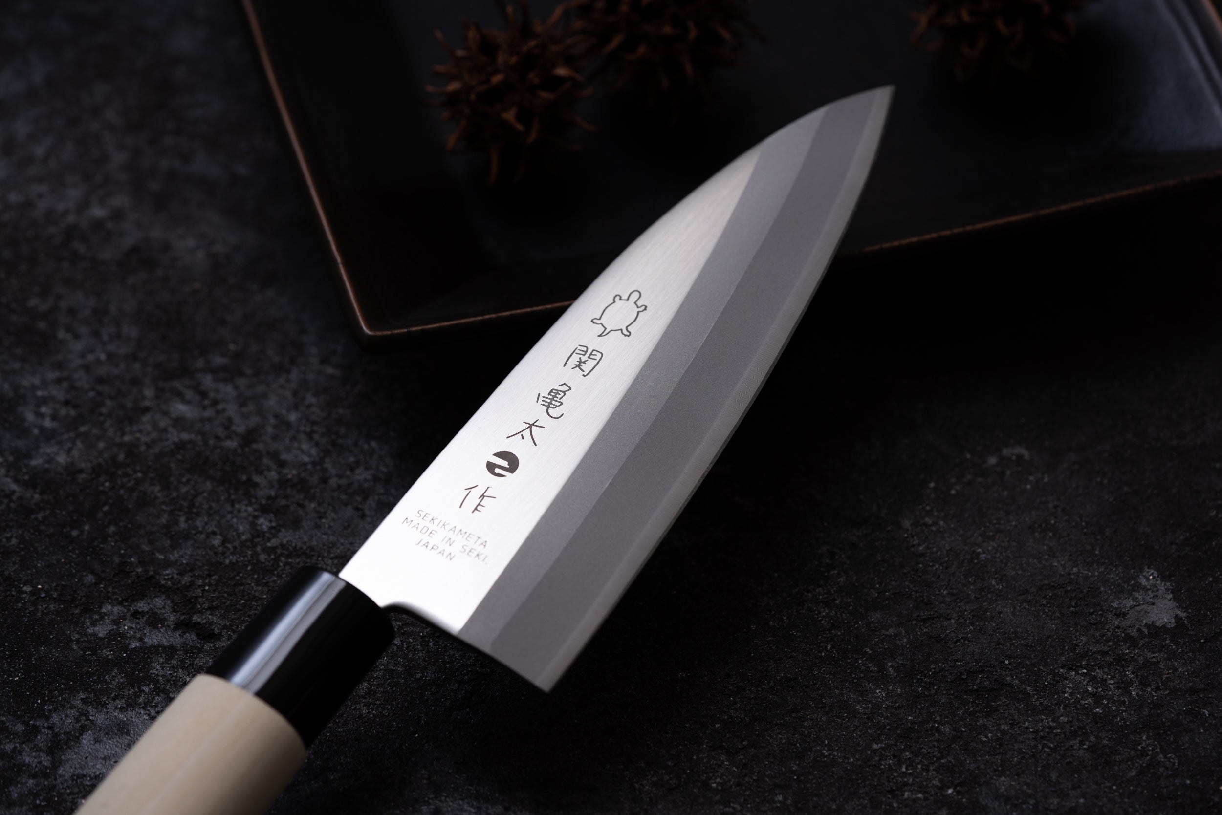 関亀太作、出刃包丁155mm、SUS420J2ステンレス鋼、白木ハンドル