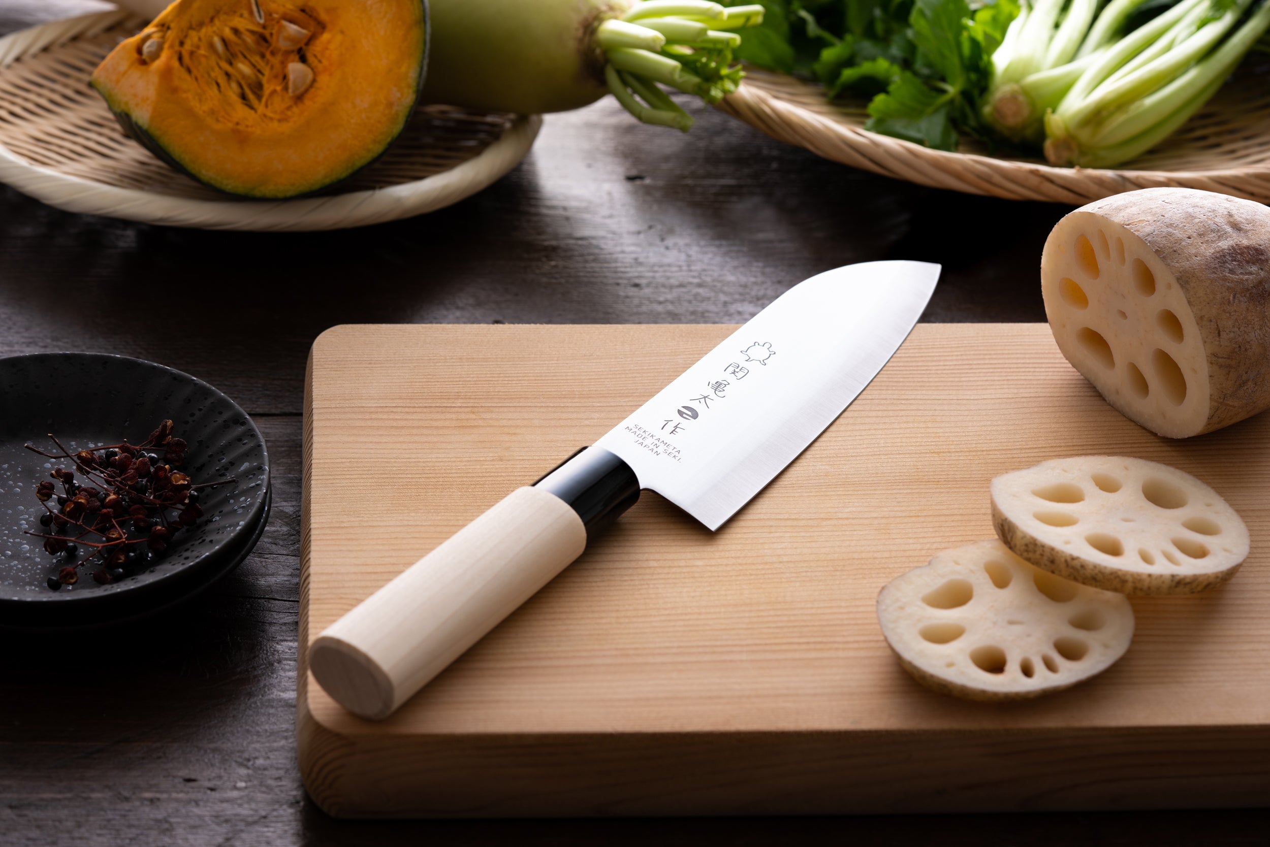 関亀太作、三徳包丁175mm、SUS420J2ステンレス鋼、白木ハンドル