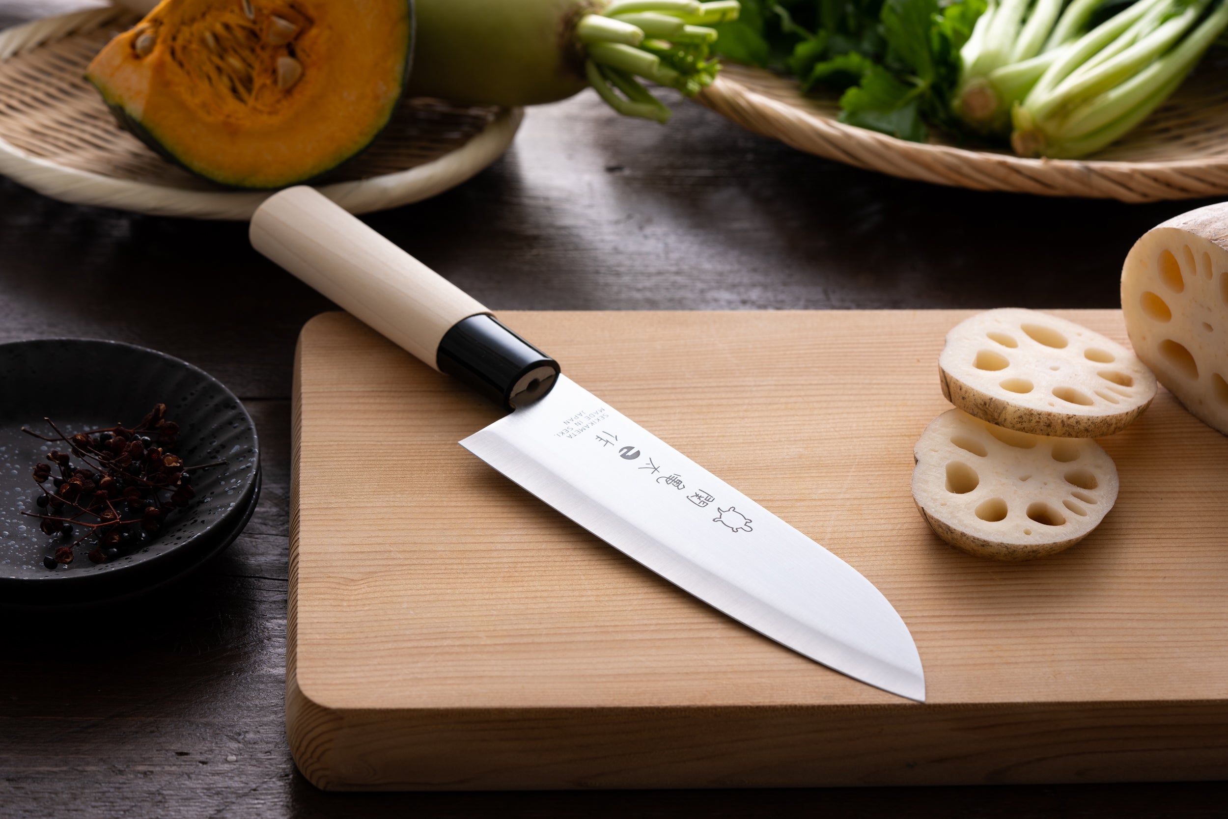 関亀太作、三徳包丁175mm、SUS420J2ステンレス鋼、白木ハンドル