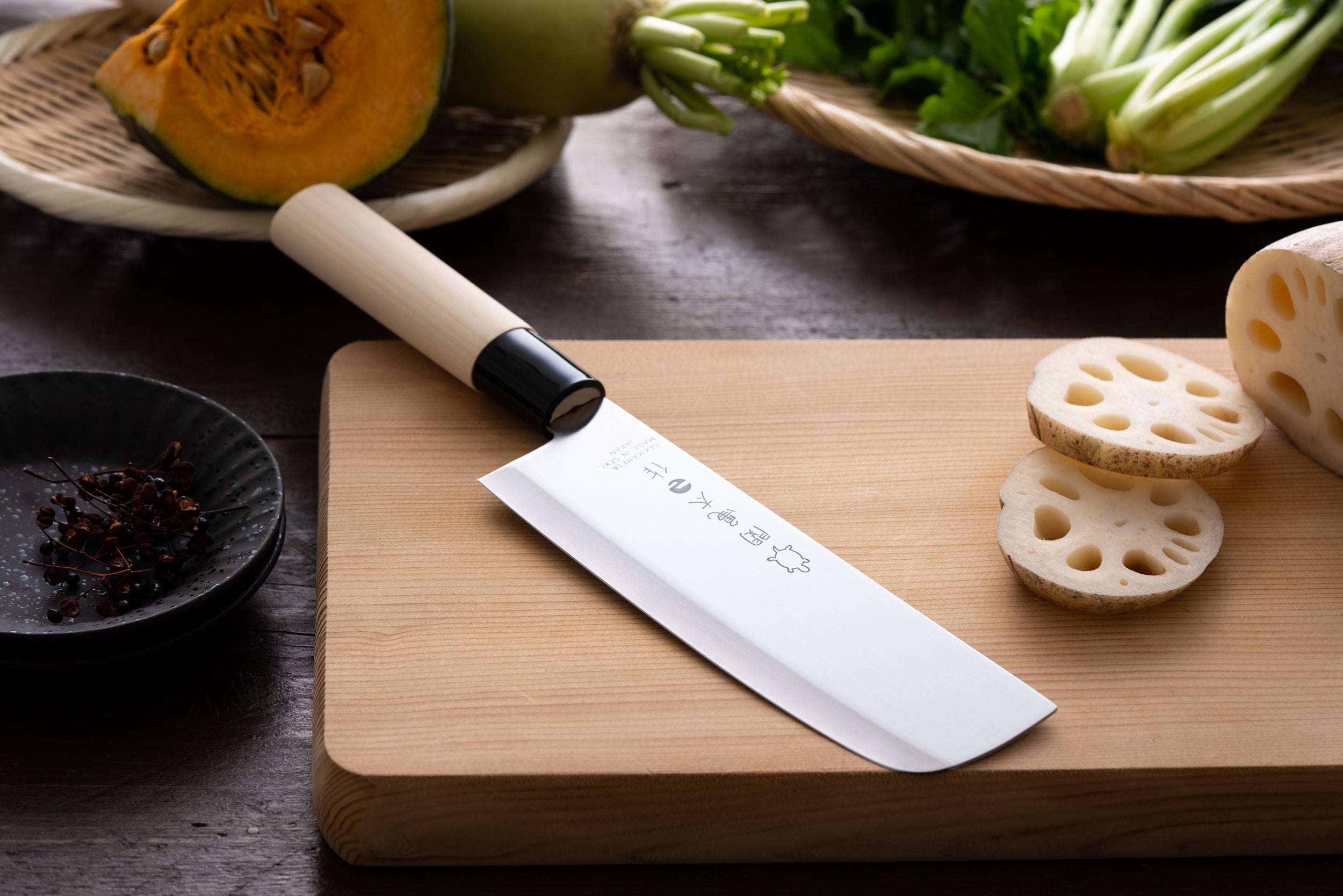 関亀太作、菜切り包丁175mm、SUS420J2ステンレス鋼、白木ハンドル