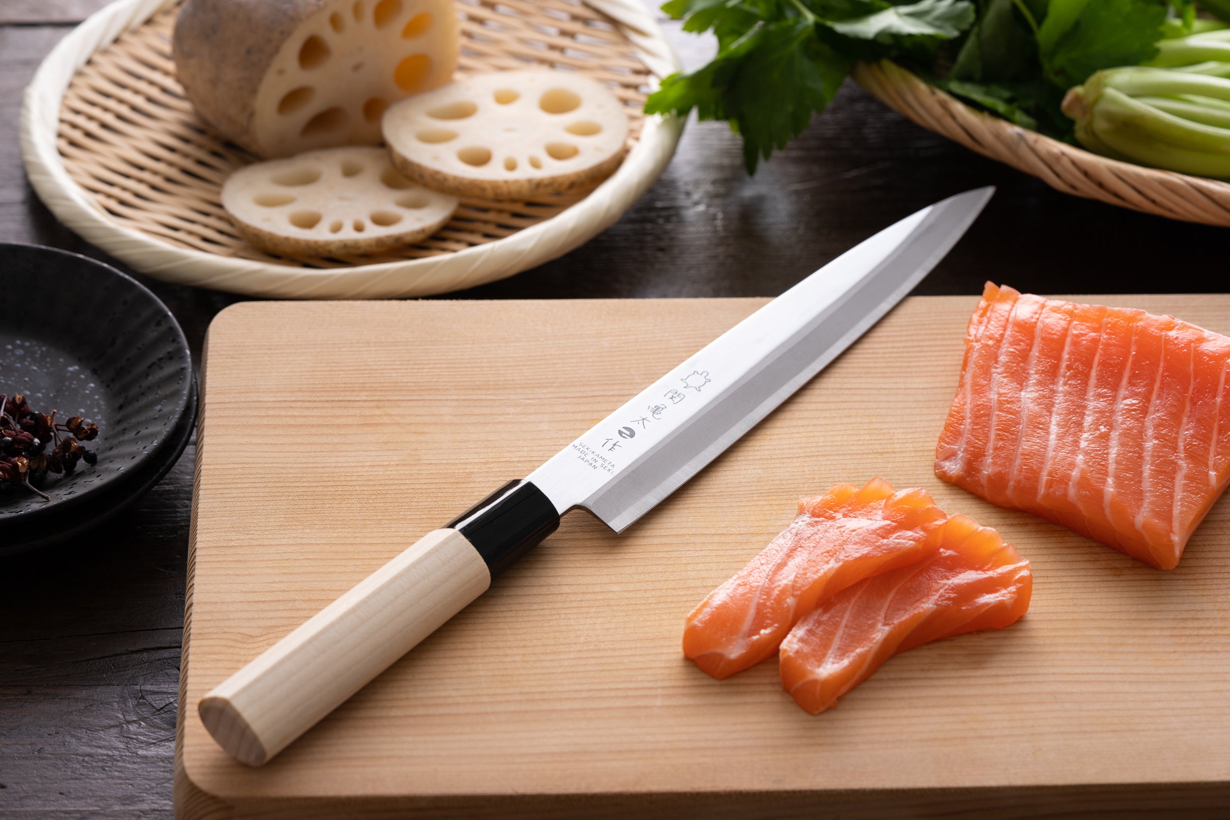 関亀太作、刺身包丁210mm、SUS420J2ステンレス鋼、白木ハンドル