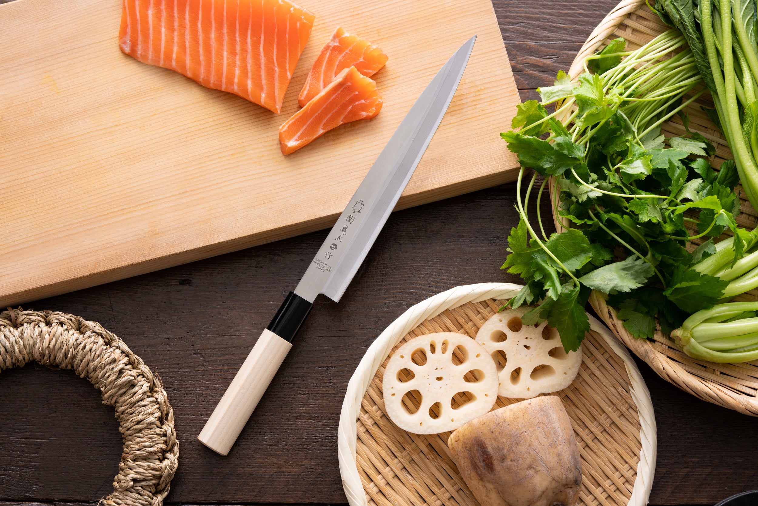 関亀太作、刺身包丁210mm、SUS420J2ステンレス鋼、白木ハンドル