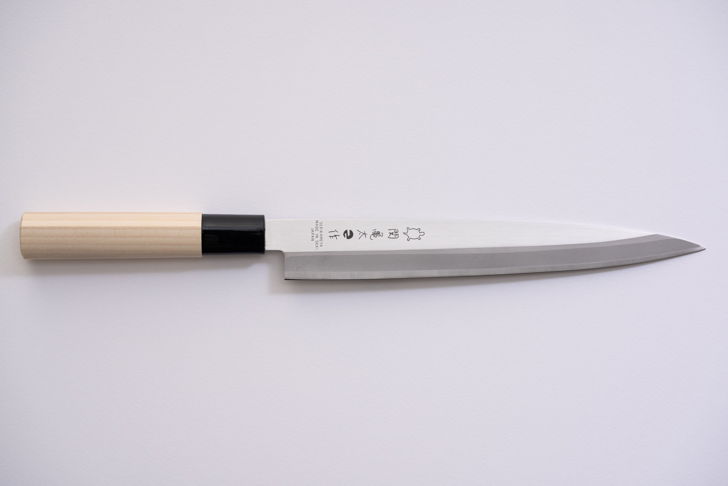 関亀太作、刺身包丁210mm、SUS420J2ステンレス鋼、白木ハンドル