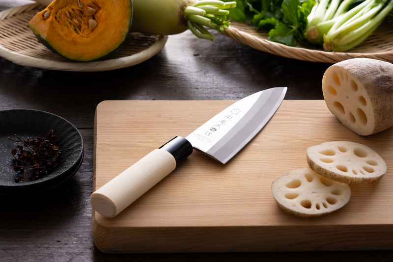 関亀太作、出刃包丁155mm、SUS420J2ステンレス鋼、白木ハンドル