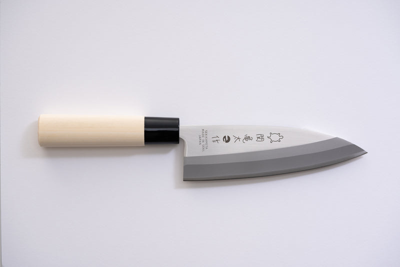 関亀太作、出刃包丁155mm、SUS420J2ステンレス鋼、白木ハンドル